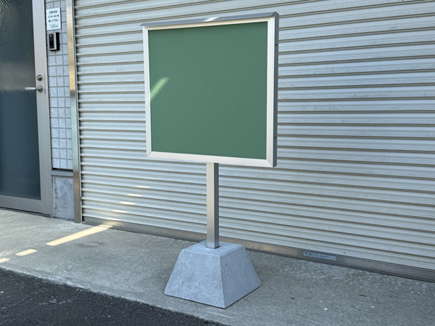 公共の場所で使用できる屋外用の掲示板 公共の場所で使用できる屋外用の掲示板