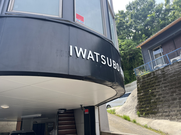 建物正面のファサード文字