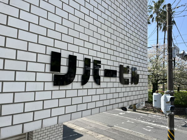 側面から見た切り文字の立体感